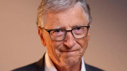 Bill Gates alerta sobre los peligros de la inteligencia artificial: bioterrorismo y millones de empleos en riesgo