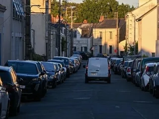Se garer dans le sens inverse de la circulation : est-ce autorisé ?