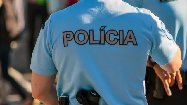 Criança de 3 anos encontrada sozinha em Braga. Mãe não aparece há 5 dias