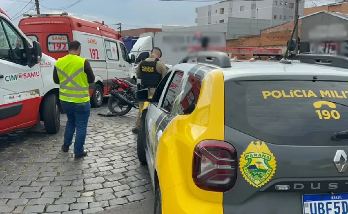 Jovem militar do Exército é socorrido em estado grave após acidente entre moto e caminhão