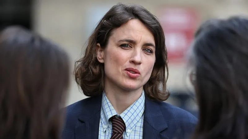 "Viser juste" d'Adèle Haenel, une enquête sur "la disparition de l'enfant" qu'elle était