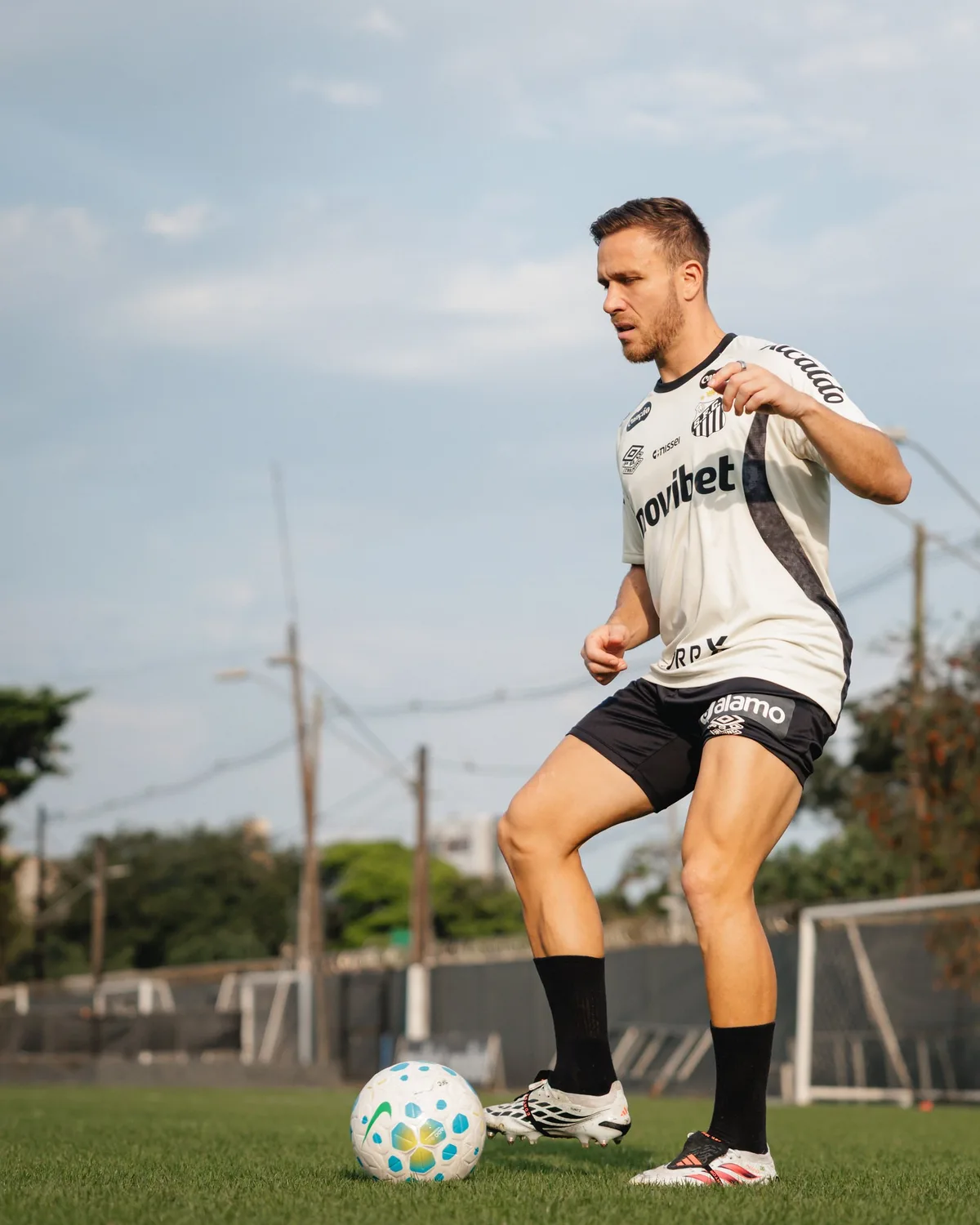 Escalação do Santos: Gustavinho deve perder clássico na Copa do Brasil; Arthur faz primeiro treino