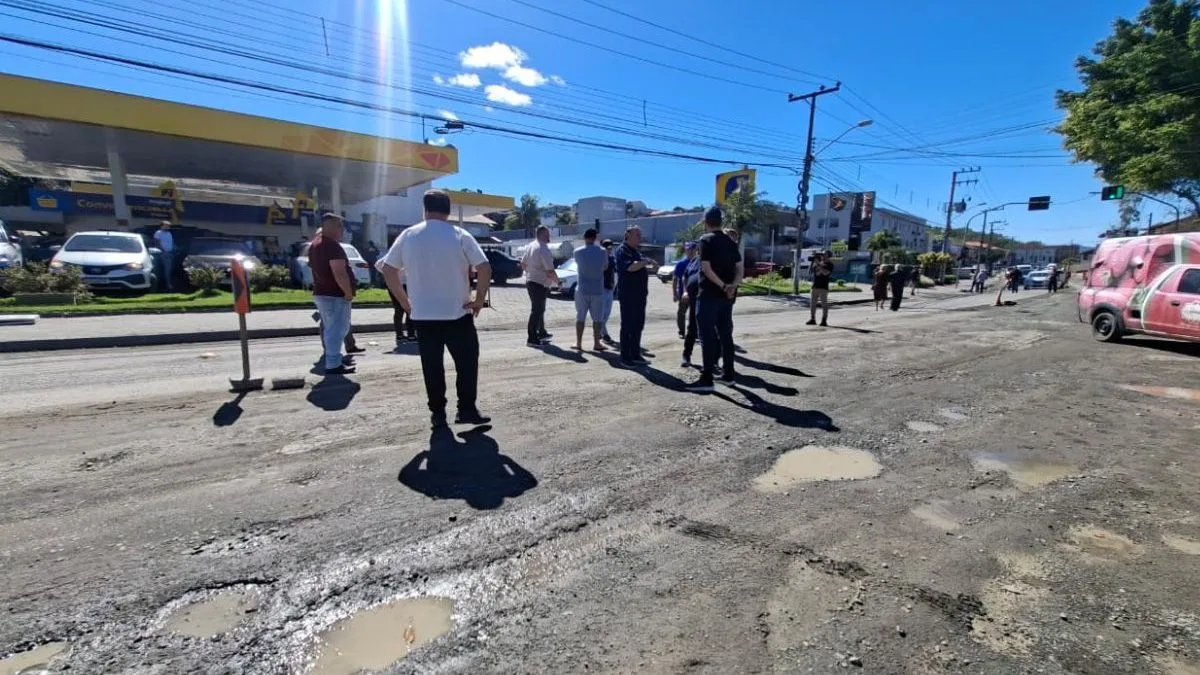Obra parada de R$ 11,5 milhões em rua estratégica afeta comércio e preocupa moradores em SC: ‘Fechando todo mês no vermelho’
