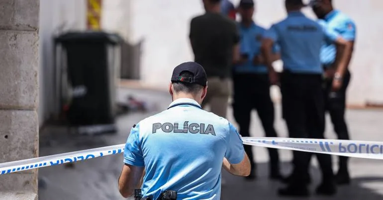 Furto de 500 cartões e 200 passaportes em Chaves