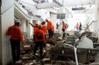 Sobreviventes de terremoto na Indonésia acampam à espera de ajuda