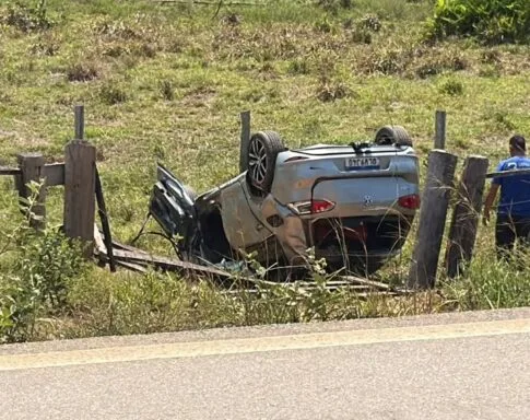 Carro capota na BR-364 entre Sena Madureira e Rio Branco