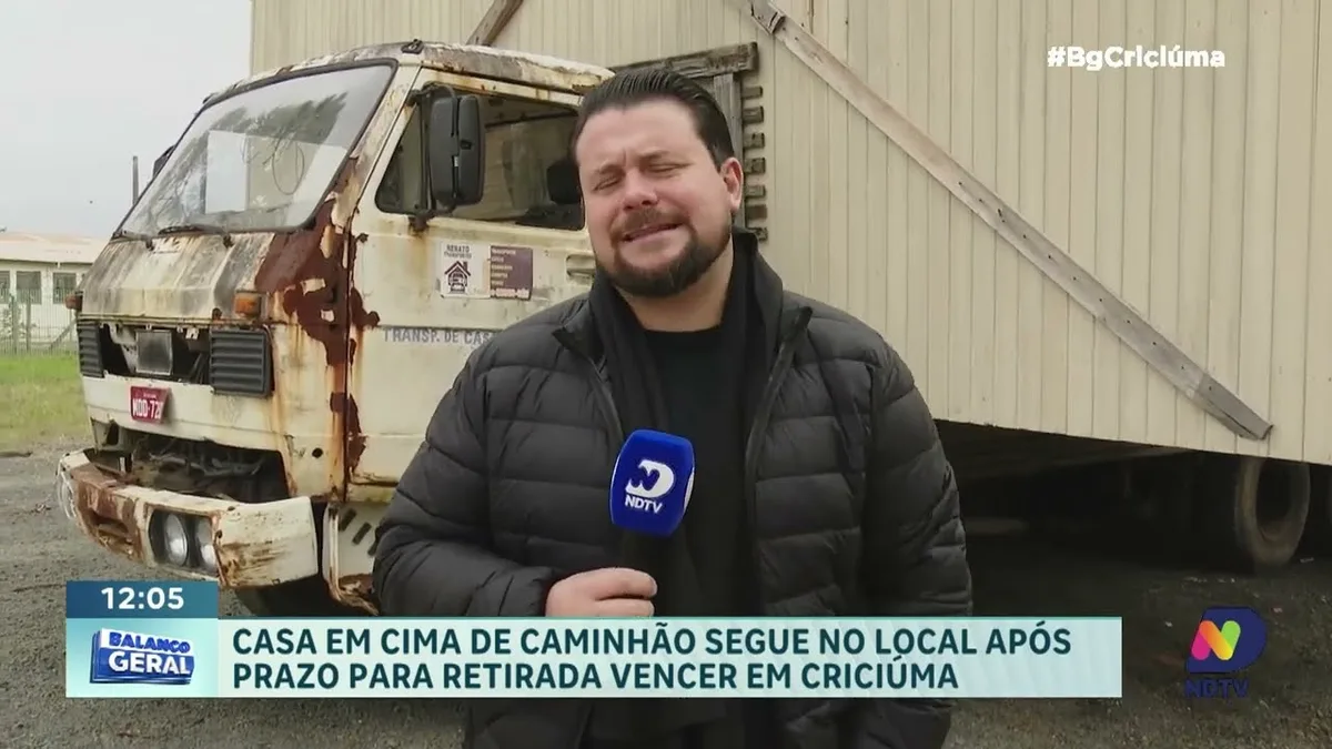Casa de madeira continua sobre caminhão após prazo em Criciúma