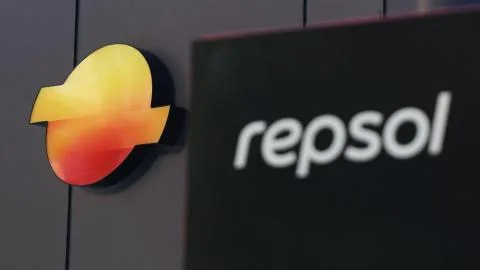 Repsol mejora las condiciones de 14.000 trabajadores con más jornada intensiva, subida con el IPC y un pago extra del 3%
