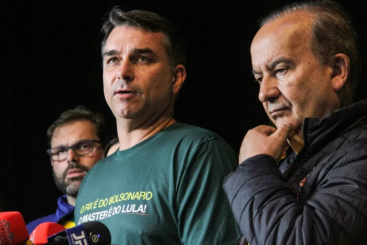 Flávio Bolsonaro faz ato em Copacabana; expectativa é de ataques ao sistema eleitoral e STF
