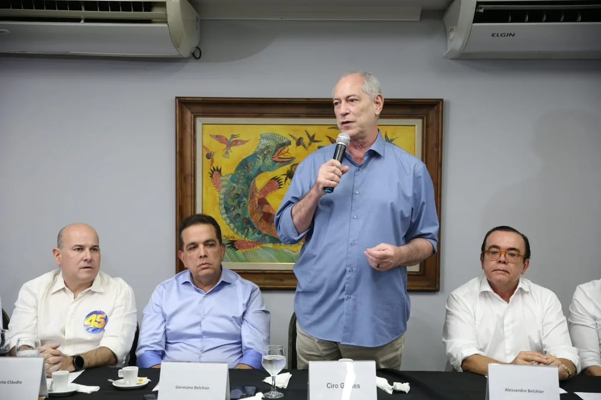 Ciro promete formação em IA, aplicativos e redes sociais para todos os alunos do Ensino Médio