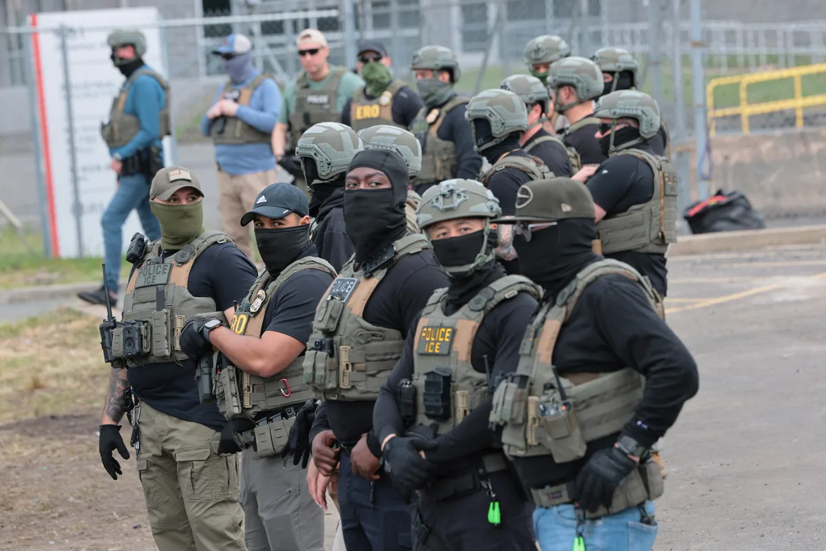 ICE planeja distribuir luvas capazes de aplicar choques para policiais de imigração, diz agência