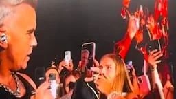 Für Mama hält sie ein Plakat hoch - Was Robbie Williams dann tut, rührt Tausende