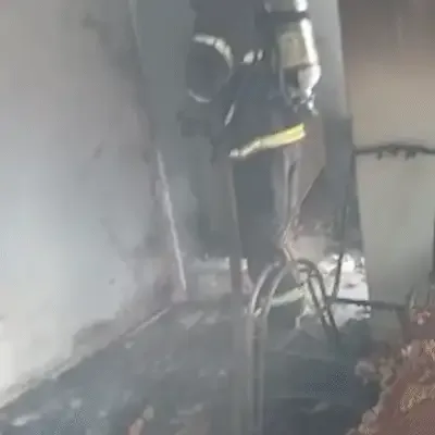 Casa é destruída por incêndio e mulher suspeita de que ex tenha causado fogo