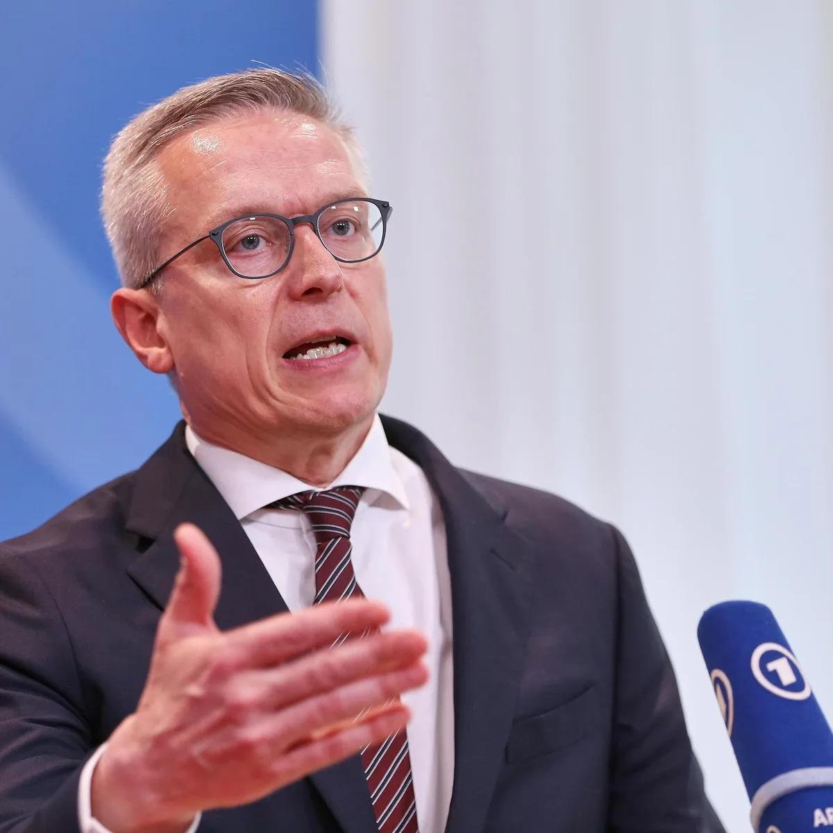 Technologie - Digitalminister Wildberger will KI-Umsätze in Deutschland besteuern