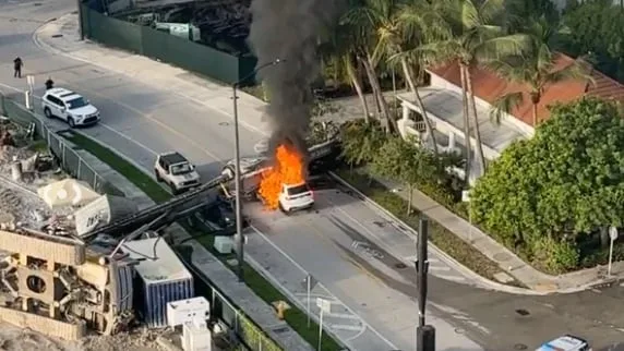 Cuatro heridos y un rescate complejo tras el desplome de una grúa en el centro financiero de Miami