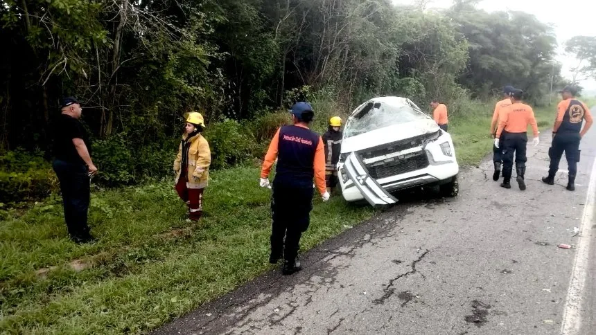 VIRAL: Hombre grabó brutal volcamiento de una camioneta en carretera de Anzoátegui que dejó un fallecido