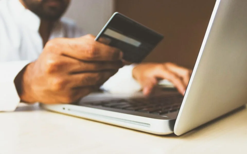 Compras no estrangeiro: conhece os custos associados às compras realizadas fora do país?