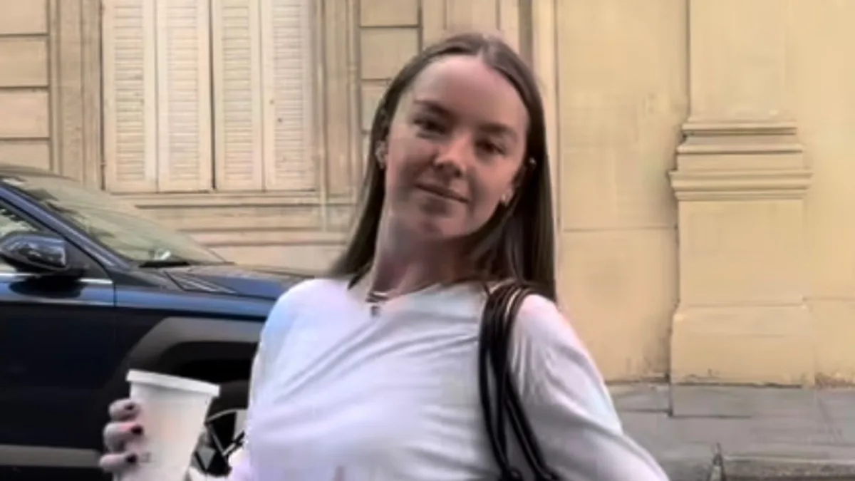 Alexandra de Hannover lleva en París el look blanco que favorece siempre con un detalle inesperado: un bolso 'vintage' de 2004