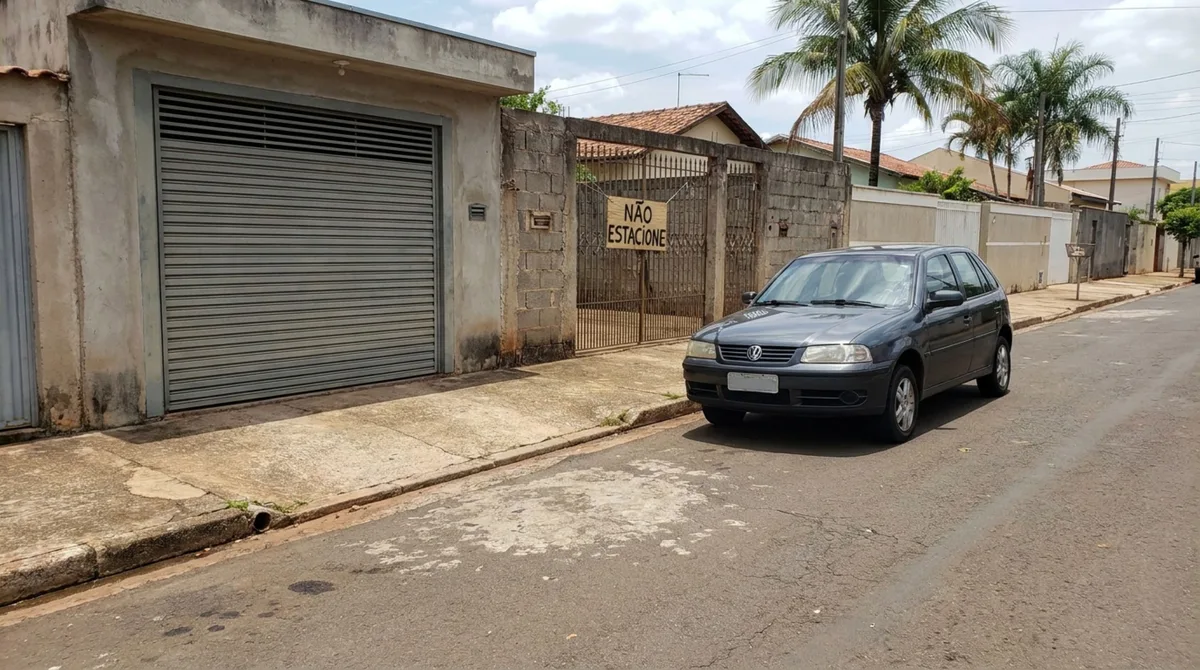 Morador deixa o carro na frente da própria garagem para não ocupar a vaga do vizinho e pode ser multado, mesmo sendo dono da casa