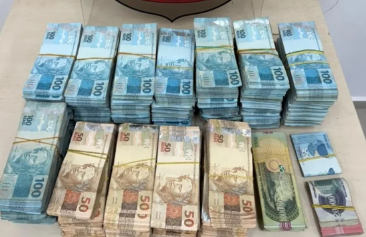 Funcionária de universidade de candidato é presa com R$ 800 mil na fronteira