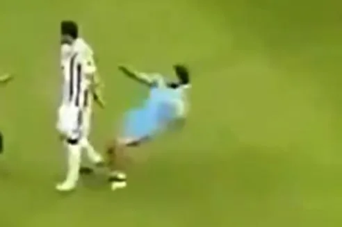Un hincha de Juventus entró a la cancha tras un amistoso y lesionó sin querer a un defensor de su equipo