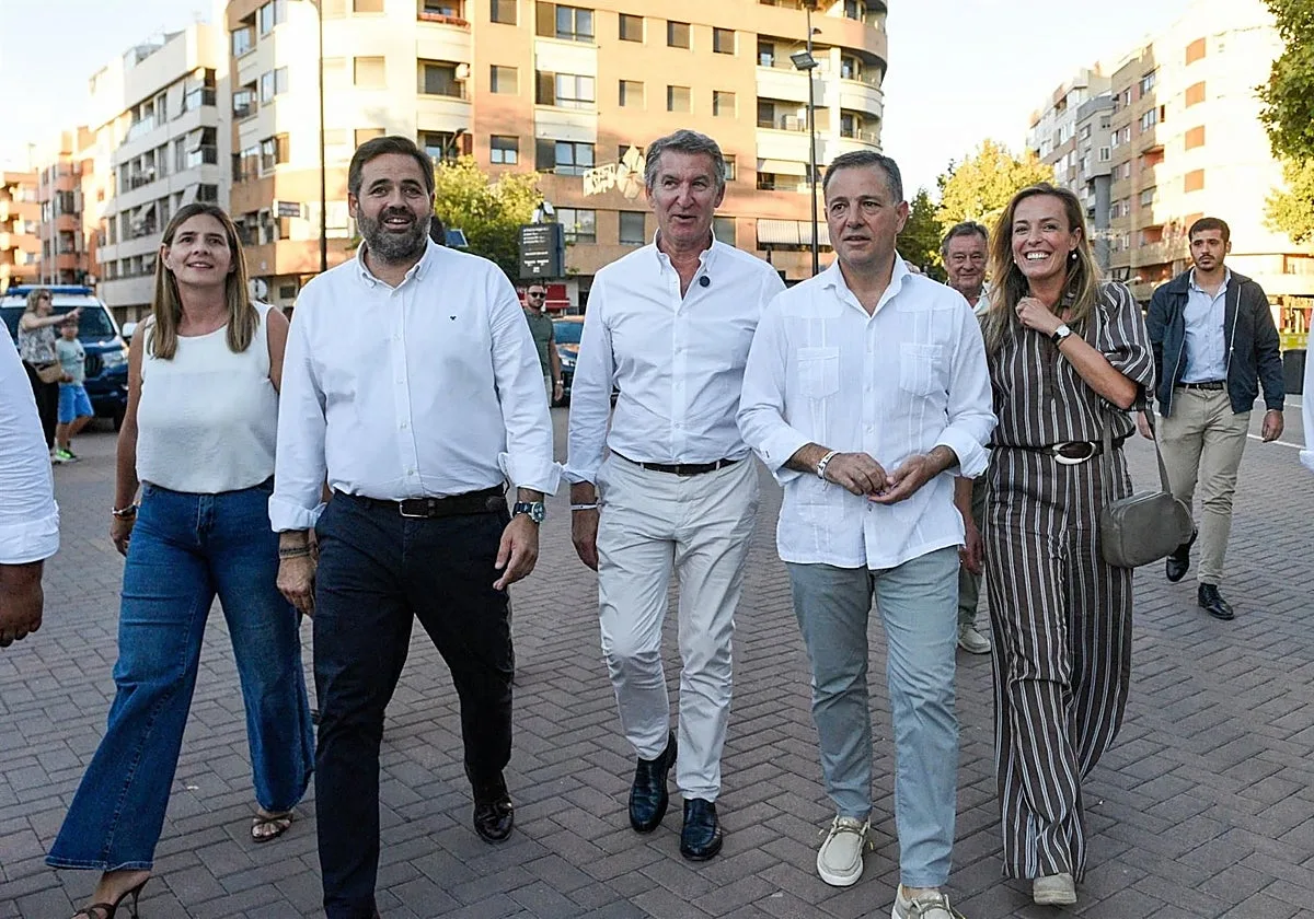 Feijóo se compromete «a volver a unir a los ciudadanos» en su visita a la Feria de Albacete