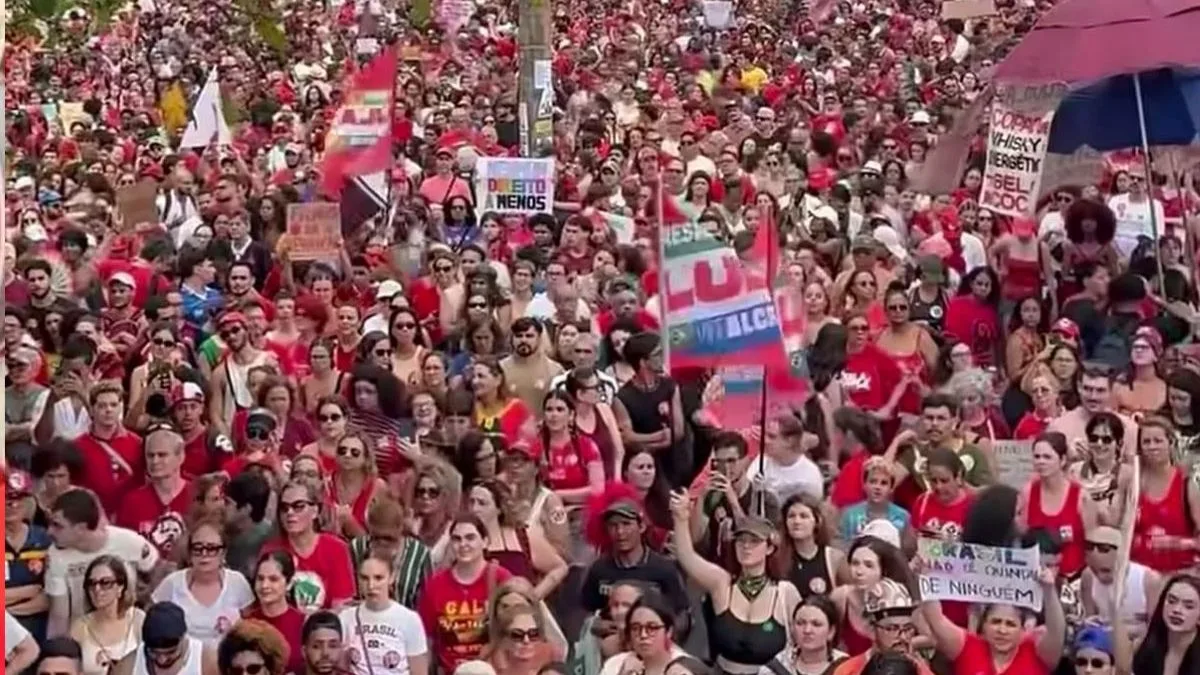 Apoiadores organizam ato em defesa de Lula em Copacabana e ocupam quatro quarteirões no RJ