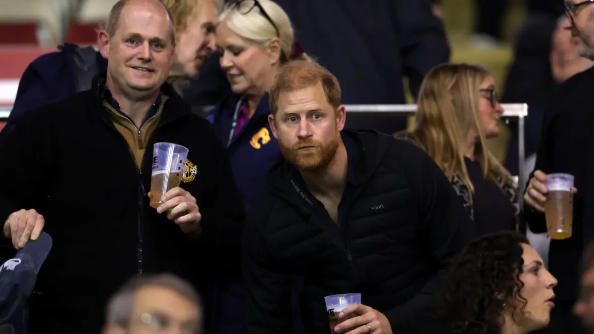 El príncipe Harry de Inglaterra, abucheado por el público en un partido de rugby al que asistió por sorpresa