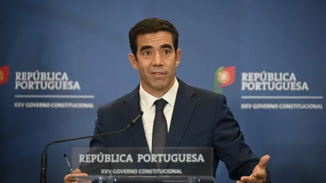Leitão Amaro responsabiliza líder do PS por erros da política migratória