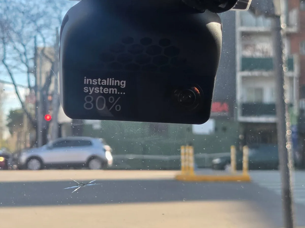 Cómo funciona Comma.ai, el dispositivo viral que hace tu auto semiautónomo