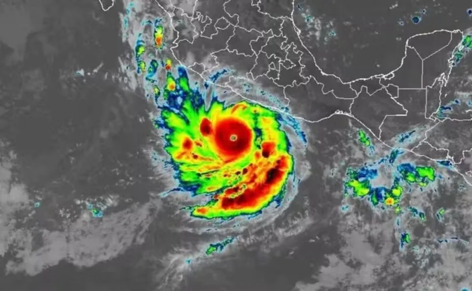 Furacão Polo perde força após atingir categoria 5 mas continua a ameaçar México com chuvas fortes