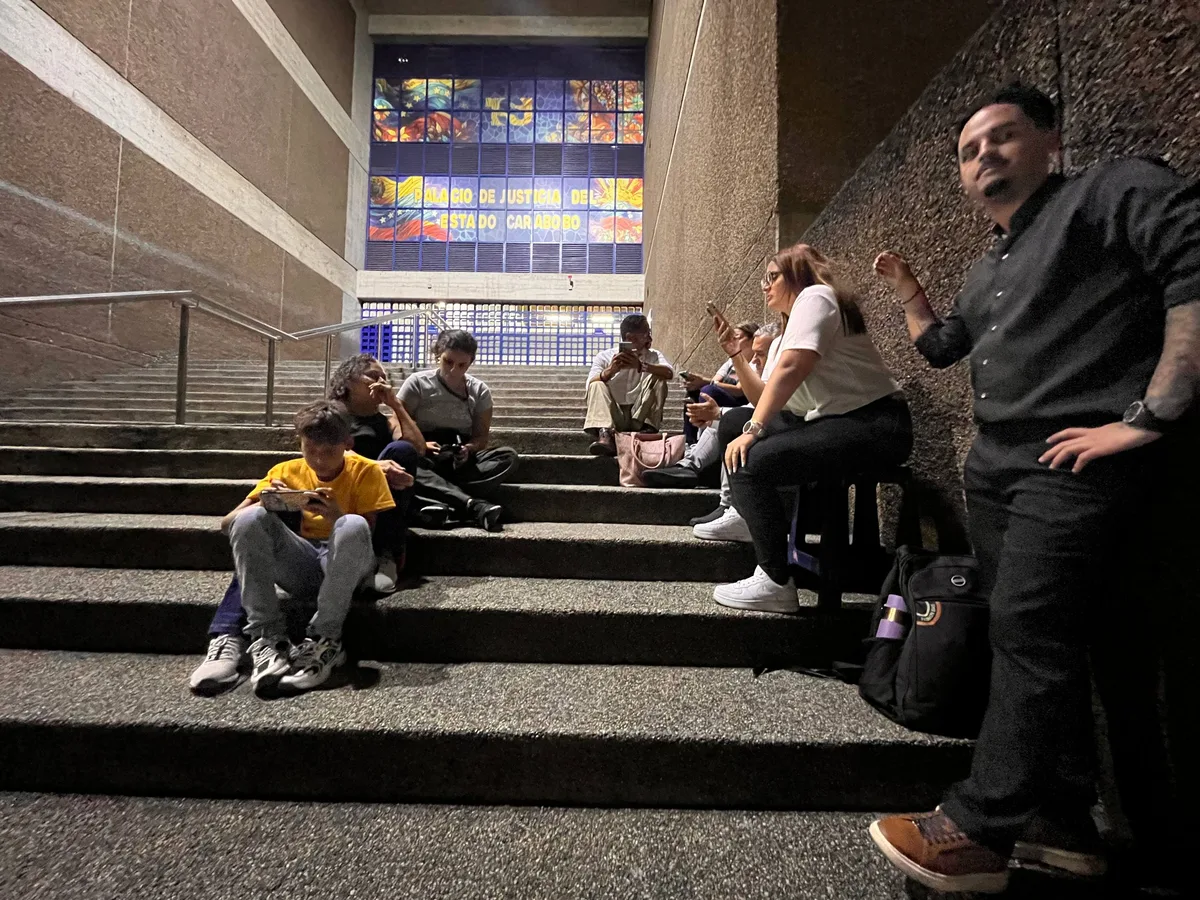 Familiares de presos políticos por caso Paramacay esperan su liberación tras audiencia de apelación