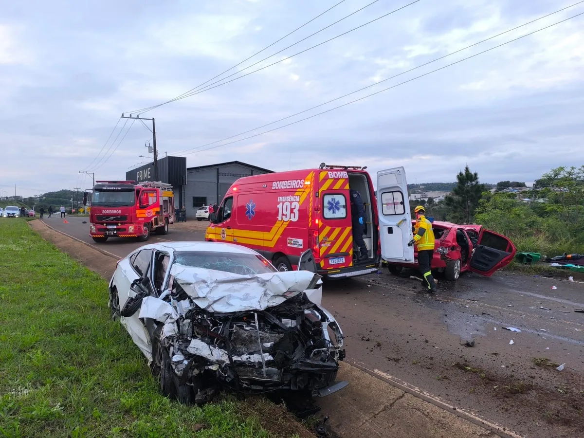 Motorista bate em carro com família, foge a pé e é preso em hospital de SC; crianças tiveram lesões graves
