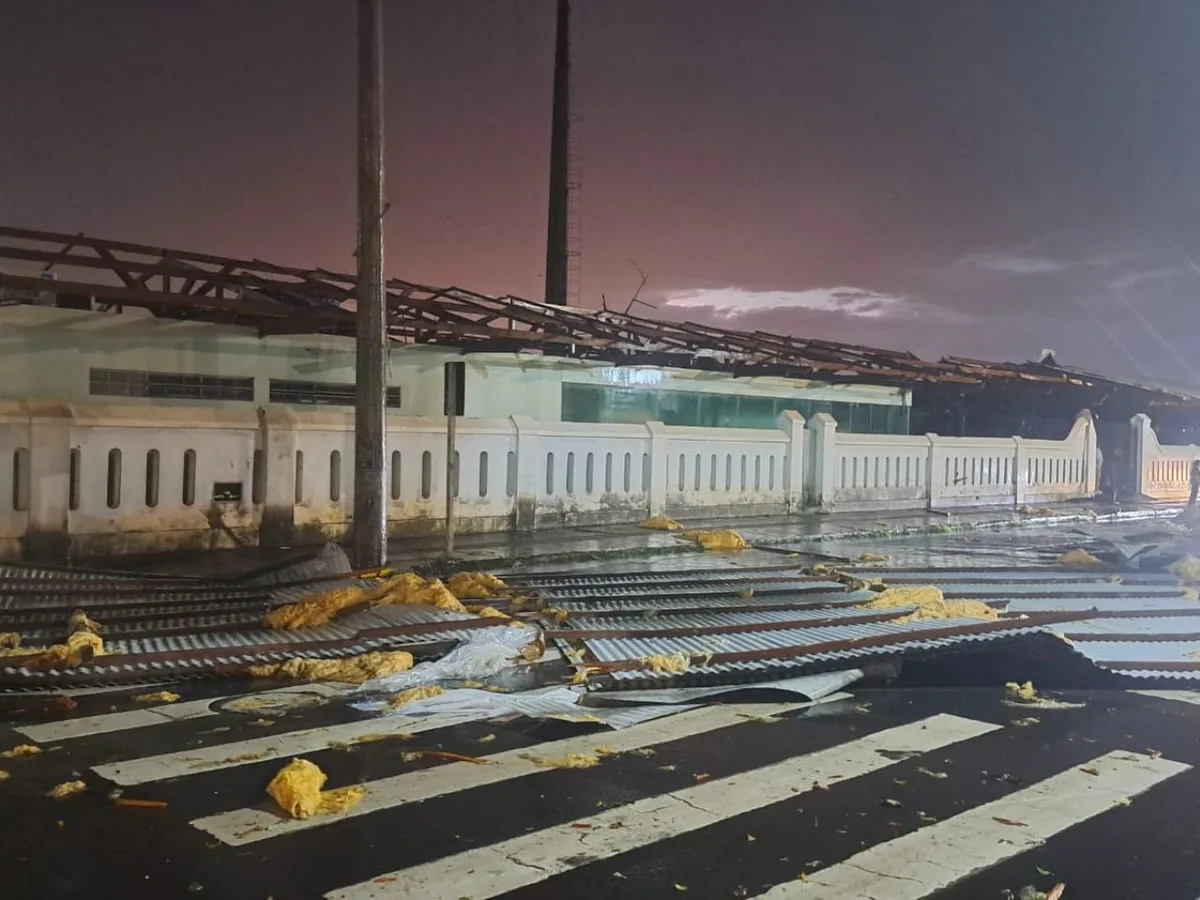 Tempestade arranca telhado da Plataforma Cultural e lança chapas de zinco em região centenária de Campo Grande