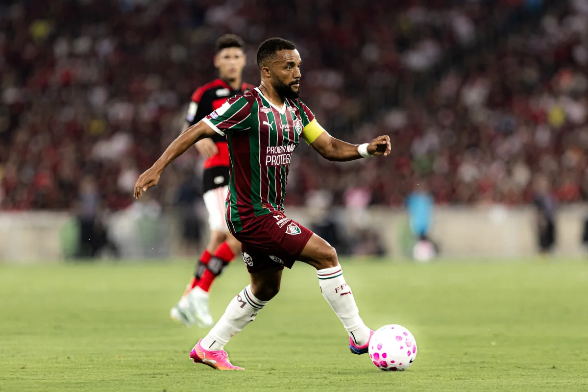 Samuel Xavier critica não expulsão de Pulgar em Flamengo x Fluminense