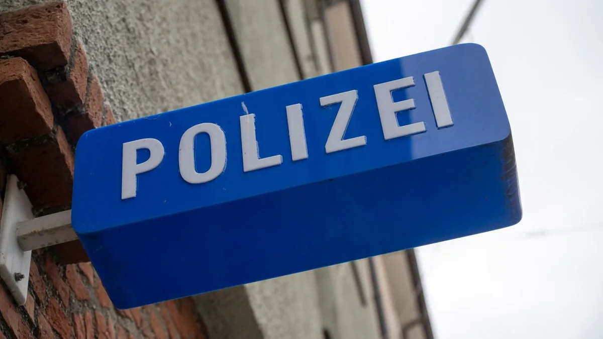 Familie unverletzt: Reifen von Wohnwagen auf A8 gelöst und auf Auto geprallt