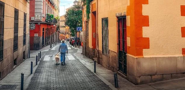 Casal abandona Airbnb na Espanha após descobrir câmera apontada para a cama