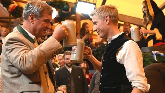 Wiesn-Auftakt: Erste Gäste stürmen Münchner Oktoberfest