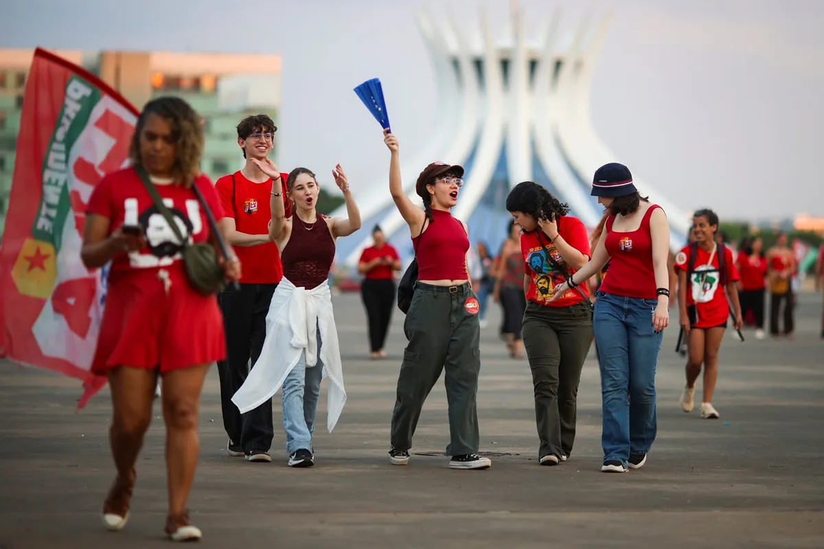 Estudantes de Brasília fazem ato contra Flávio