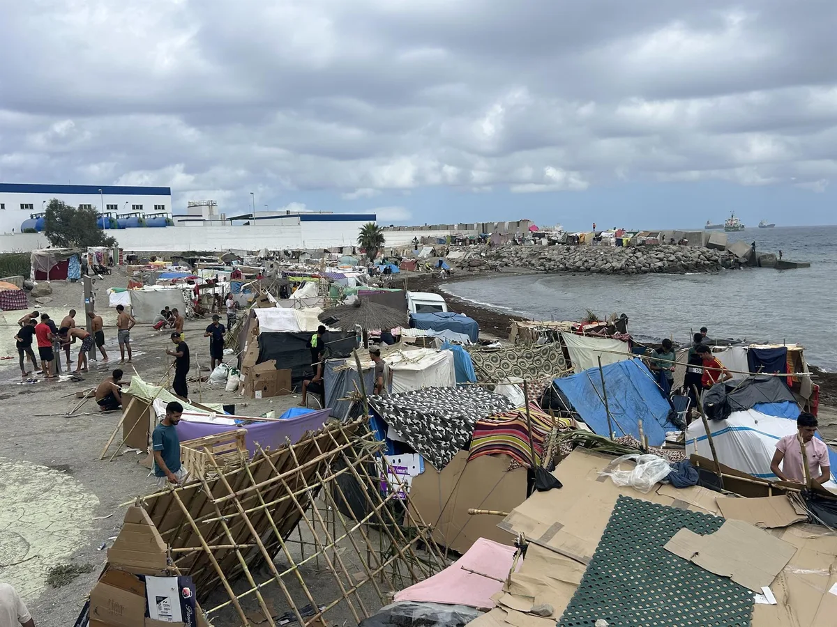 Más de 100 chabolas ocupan la playa de Benítez de Ceuta junto al Trampolín y la planta desalinizadora