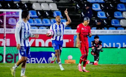 Salomón Rondón brilla en empate del Pachuca contra Necaxa; el venezolano anotó doblete