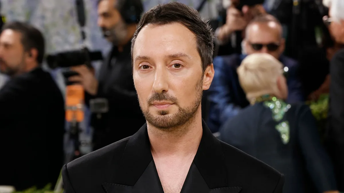 Anthony Vaccarello deja Saint Laurent tras una década al frente: del desfile que homenajea sus años dorados al vídeo que confirma su despedida