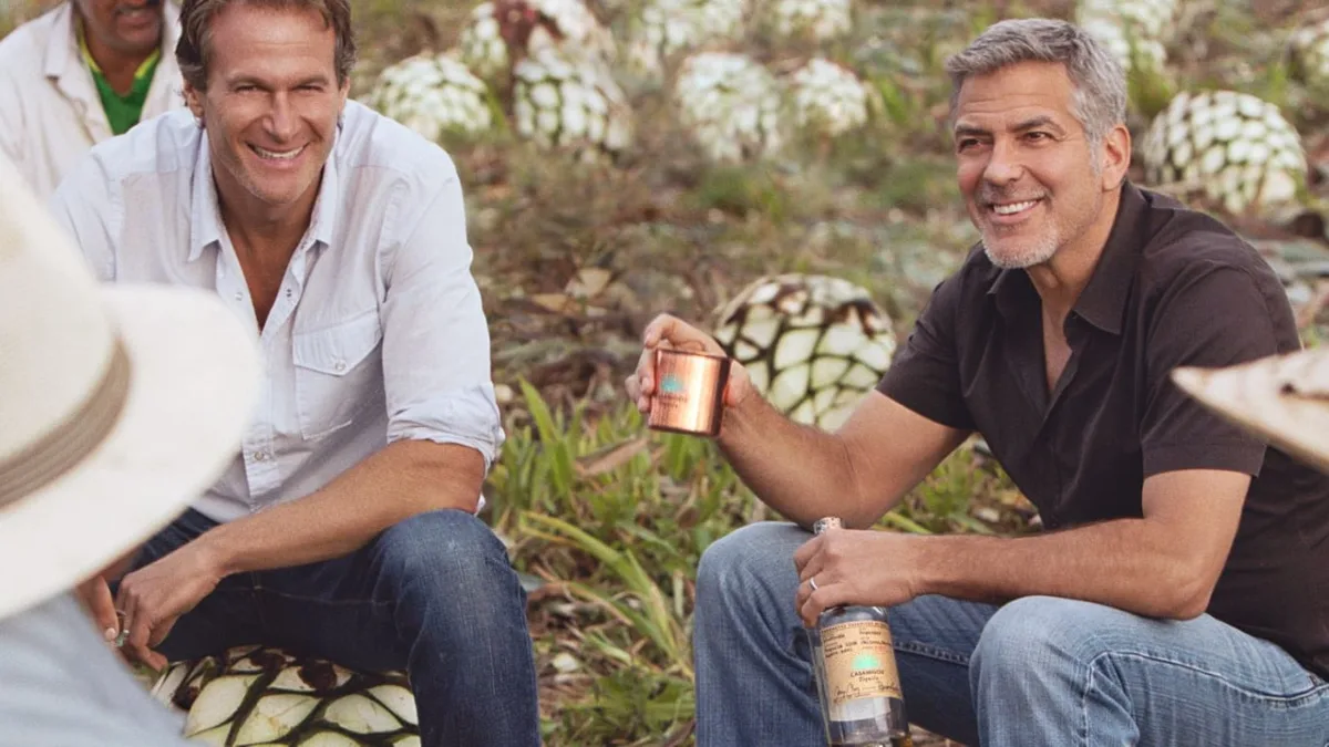 En 2013, George Clooney creó su propia marca de tequila después de 700 intentos fallidos y la vendió en US$1.000 millones