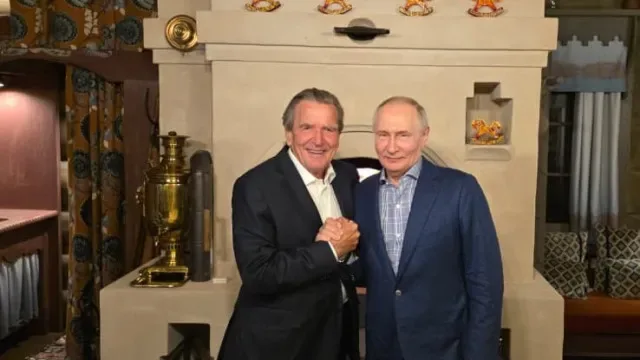 Putin recebeu o "velho amigo" Schroder no seu 74.º aniversário