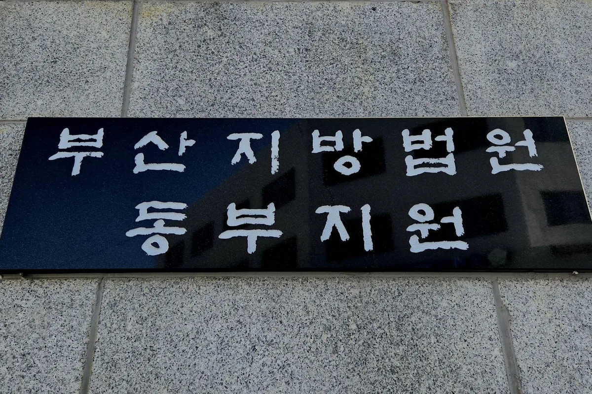 경찰 매달고 도주한 오토바이 50대男…‘무면허 들킬까봐’