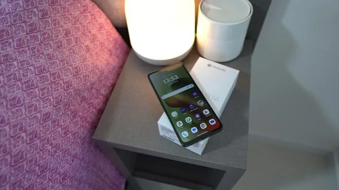 Moto G56 em promoção! Celular Motorola entrega resistência militar e 256 GB por menos