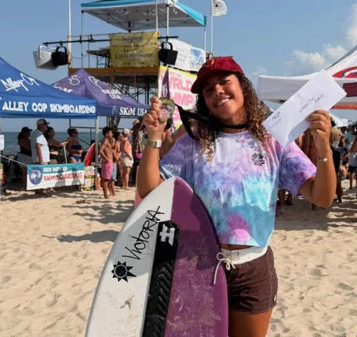 Única brasileira no Mundial de skimboard faz rifa e trabalha em quiosque