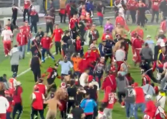 Un partido fue demorado por un enfrentamiento entre barrabravas en el campo de juego