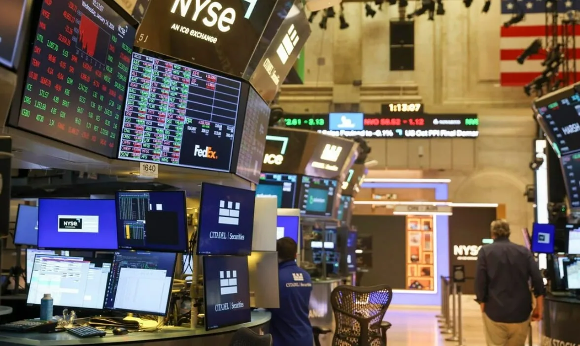 Wall Street abre ‘en rojo’ tras repunte en precios del petróleo: ¿Qué acciones caen HOY?