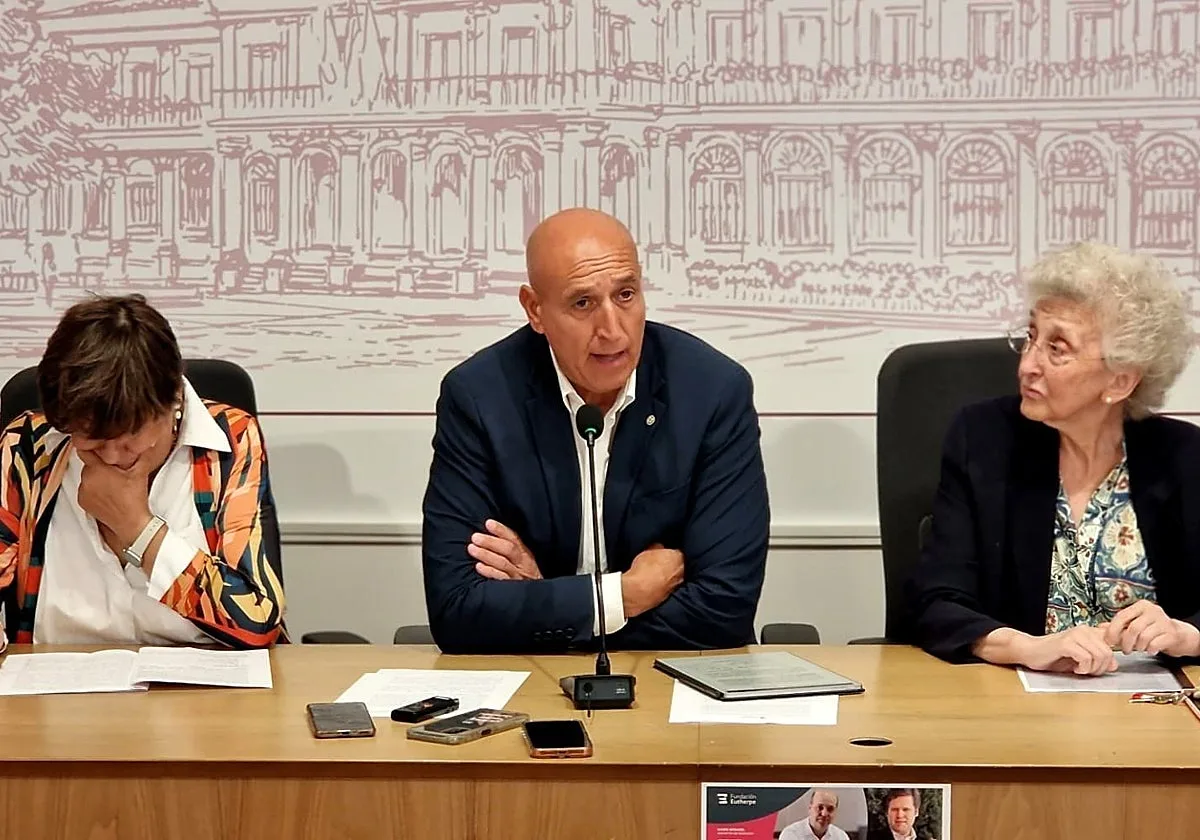 El alcalde socialista de León se vuelve a desmarcar de Ferraz, ahora por Ceuta